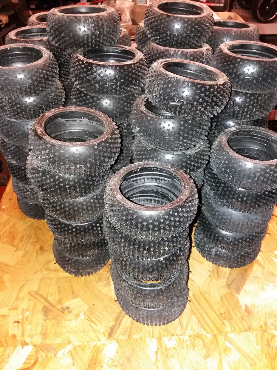 40 Paar 1:8 Medial Pro Buggy Reifen - TYRE Katana  + Foam